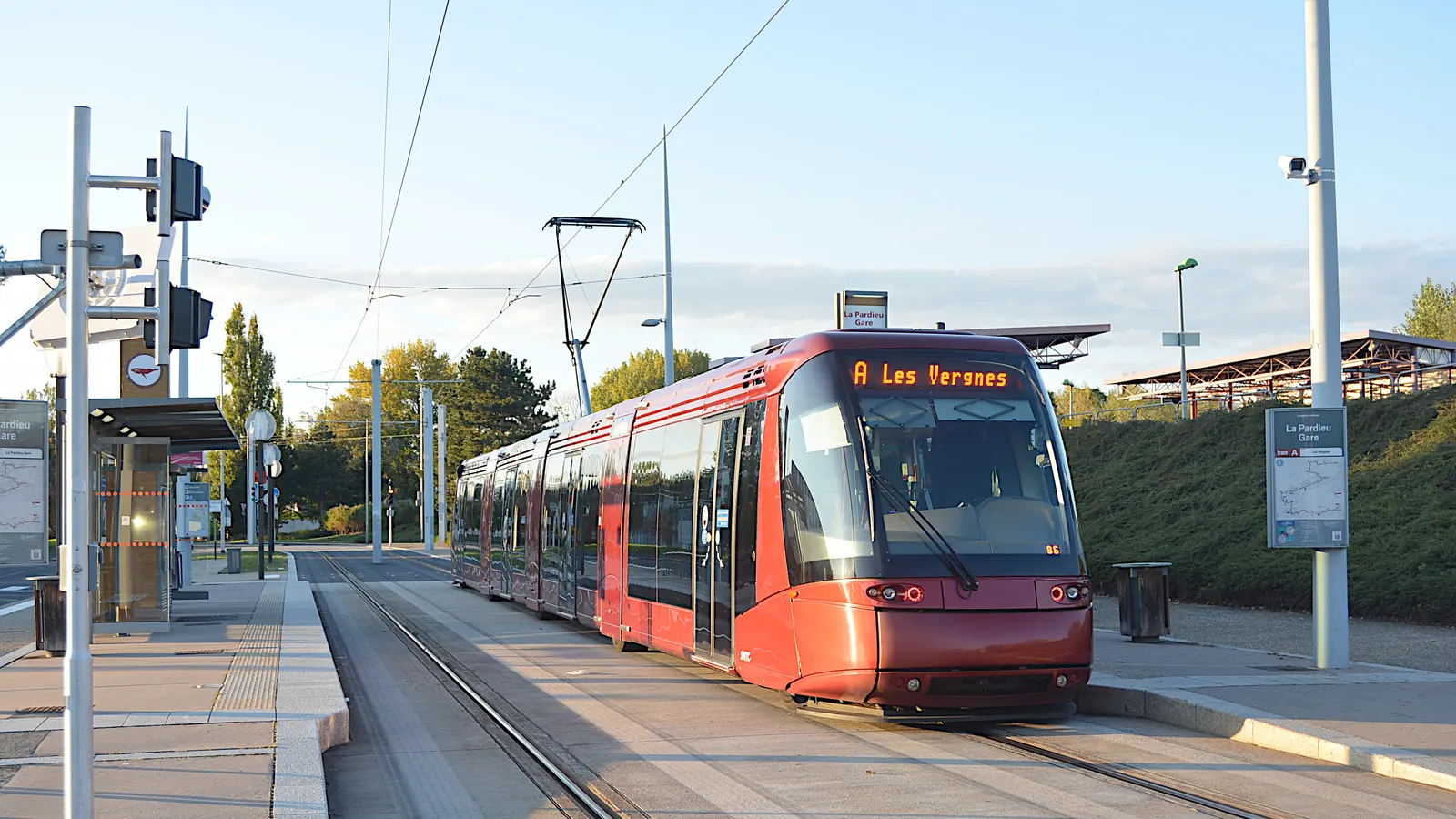 Le tramway au terminus de la gare de La Pardieu, à Clermont-Ferrand