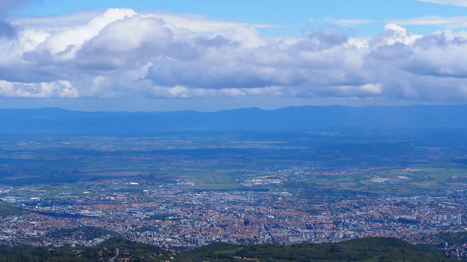 Vue de Clermont-Ferrand, toits sombres en pierre de Volvic dans le bassin de Limagne
